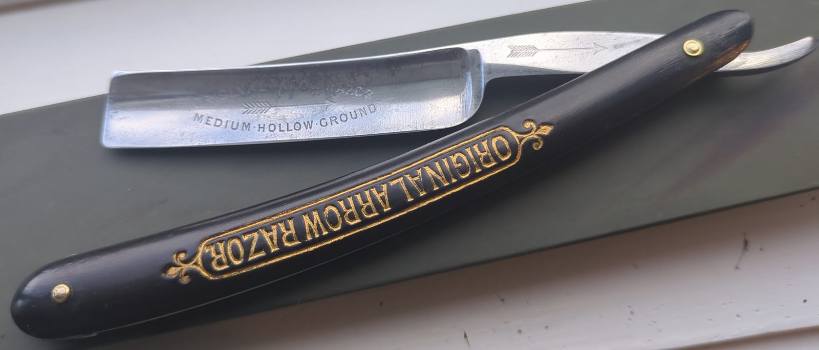 Wade & Butcher Original Arrow straight razor open, with black pressed horn scales engraved Original Arrow Razor in gold